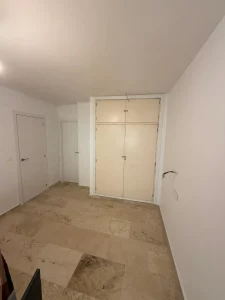 Dormitorio principal amplio y luminoso con espacio para cama de matrimonio, armario, grandes ventanales y acabados modernos. Habitación confortable con excelente entrada de luz natural