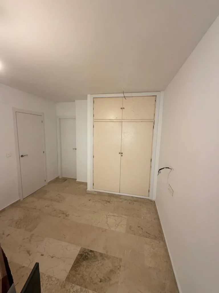 Dormitorio principal amplio y luminoso con espacio para cama de matrimonio, armario, grandes ventanales y acabados modernos. Habitación confortable con excelente entrada de luz natural