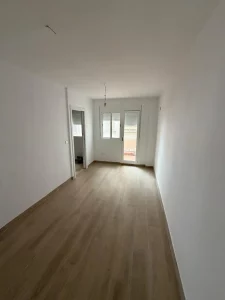 Dormitorio amplio y luminoso con acceso directo a patio interior, grandes ventanales, paredes en tonos claros y espacio ideal para descanso. Habitación tranquila con buena ventilación y luz natural
