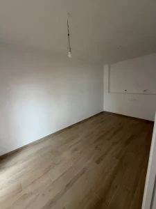 Dormitorio amplio y luminoso con acceso directo a patio interior, grandes ventanales, paredes en tonos claros y espacio ideal para descanso. Habitación tranquila con buena ventilación y luz natural