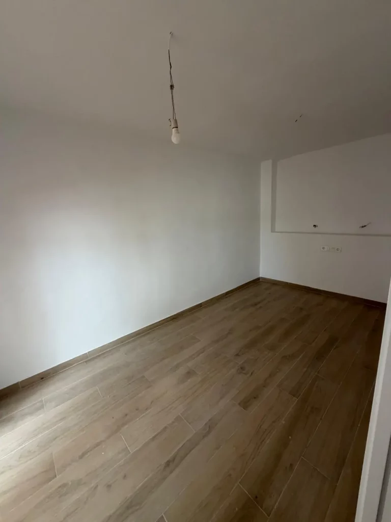 Dormitorio amplio y luminoso con acceso directo a patio interior, grandes ventanales, paredes en tonos claros y espacio ideal para descanso. Habitación tranquila con buena ventilación y luz natural
