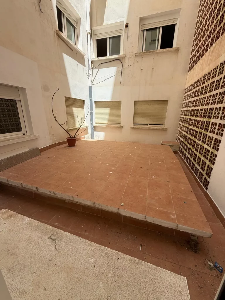 Patio interior de uso privado, luminoso y tranquilo, perfecto como zona de lavandería, almacenamiento o rincón exterior. Espacio práctico que aporta ventilación e iluminación a la vivienda