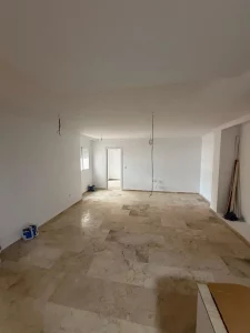 Salida del salon dirigida a la entrada del dormitorio