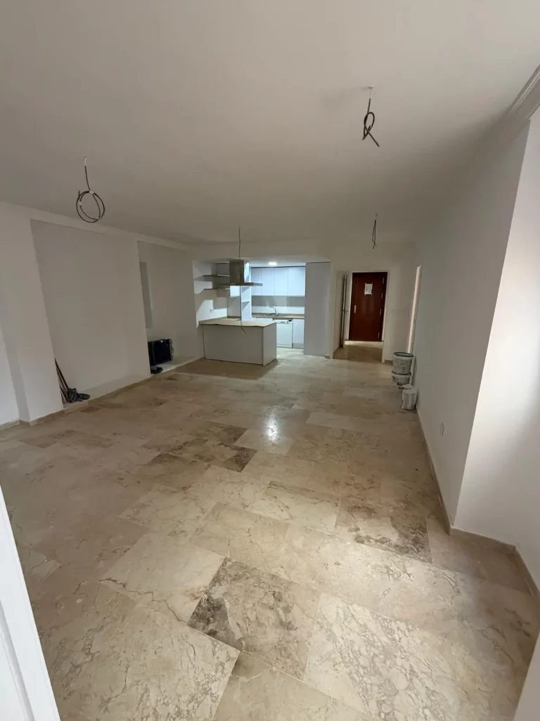 Salón comedor reformado, amplio y muy luminoso con suelo efecto madera, grandes ventanales, comedor de diseño y espacio abierto. Estancia moderna y funcional, ideal para vivienda familiar